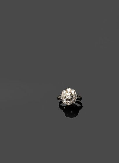 BAGUE en fils de platine de type marguerite...
