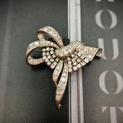 BROCHE en platine 950‰ et or gris 750‰ présentant...