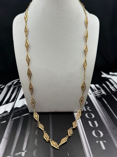 COLLIER en or jaune 750‰ composé de maillons...
