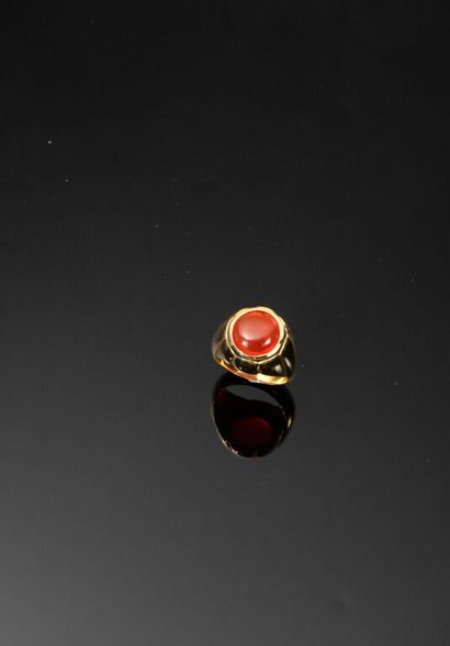 * BAGUE jonc en or jaune 750‰ ornée d'un...