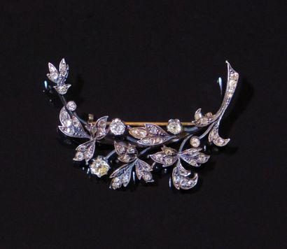 BROCHE en or 750‰ et argent 800‰ présentant...
