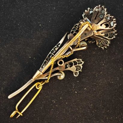 BROCHE en argent 800‰ et or bas-titre présentant...
