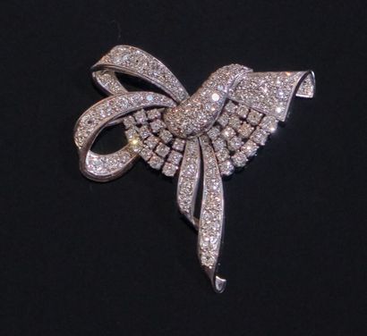 BROCHE en platine 950‰ et or gris 750‰ présentant...