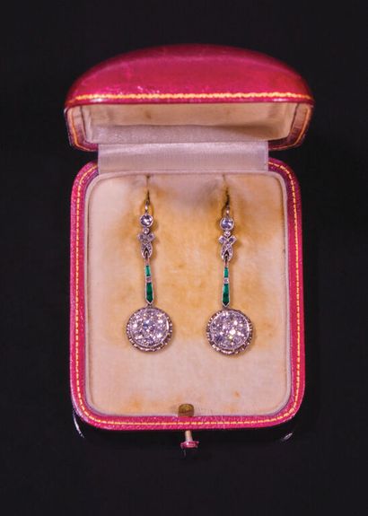Paire de PENDANTS D'OREILLES articulés recomposés...