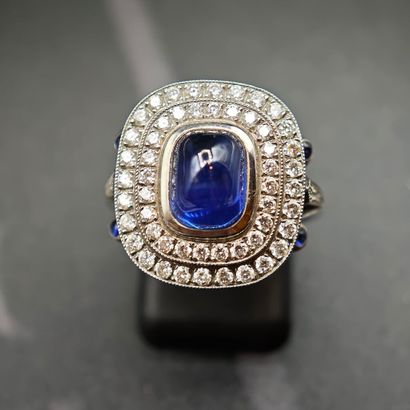* BAGUE en platine 950‰ ornée d'un saphir...