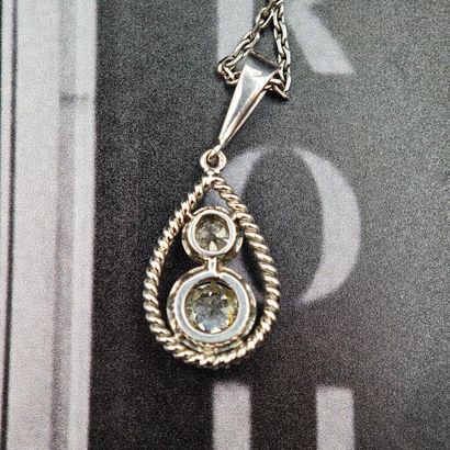 PENDENTIF en or gris 750‰ composé d'une chaîne...