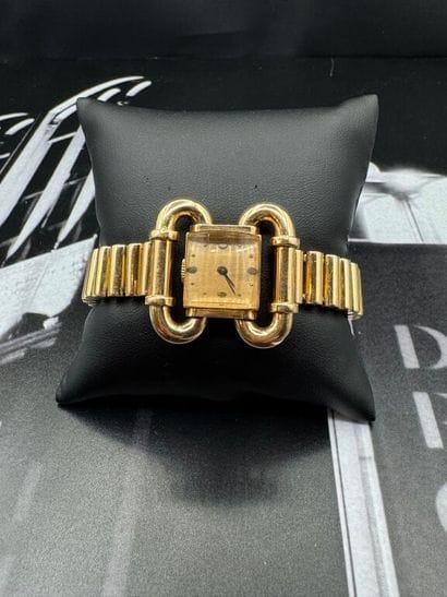 UTI. Vers 1940.
MONTRE-BRACELET de dame en...