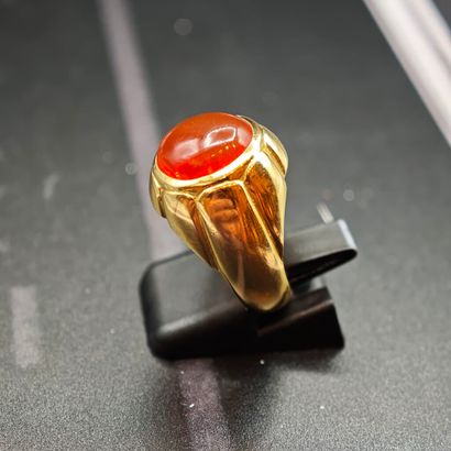 * BAGUE jonc en or jaune 750‰ ornée d'un...