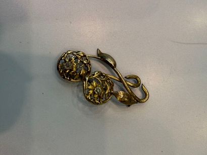 BROCHE en or jaune 750‰ à motif de fleurs...