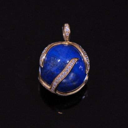 * PENDENTIF en or jaune 750‰ composé d'une...