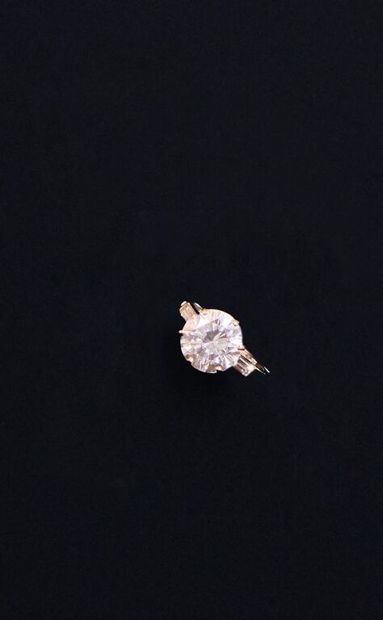 BAGUE en or jaune ornée d'un diamant brillanté...