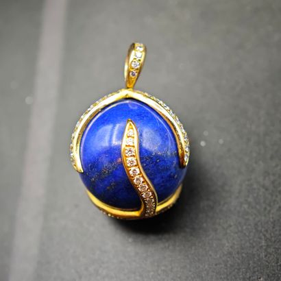 * PENDENTIF en or jaune 750‰ composé d'une...
