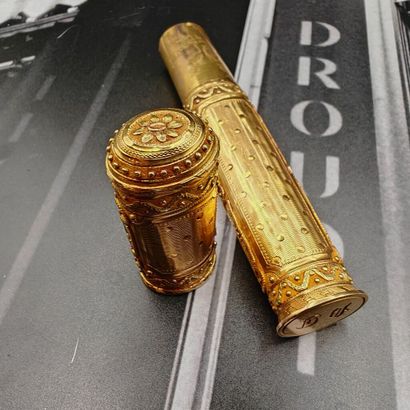 ÉTUI à cire en or jaune 750‰ à décor guilloché...