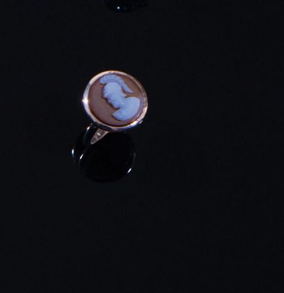 * BAGUE en or blanc 750‰ ornée d'un camée...