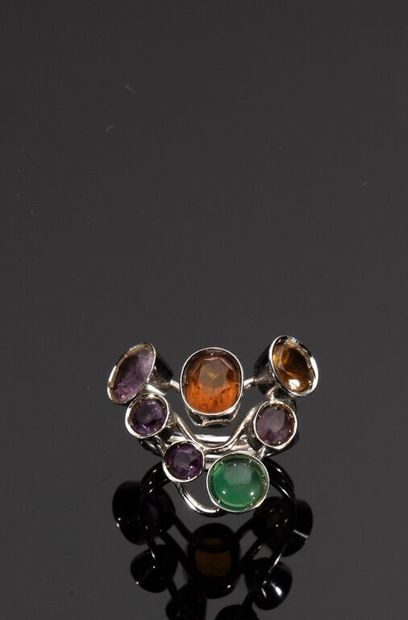BAGUE en fils d'or gris 750‰ ornée d'un agrégat...