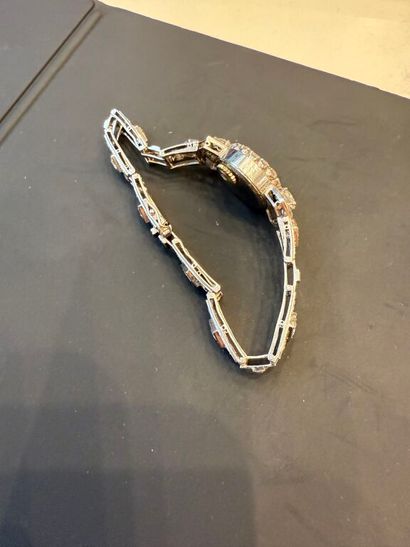 PIAGET. 
MONTRE-BRACELET de dame en platine...