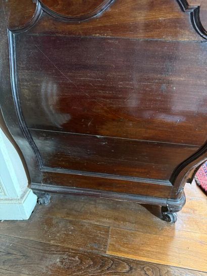 Grave chest in walnut and walnut veneer opening...