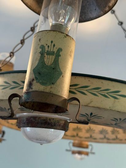Suspension en tôle laquée crème à décor rehaussé...