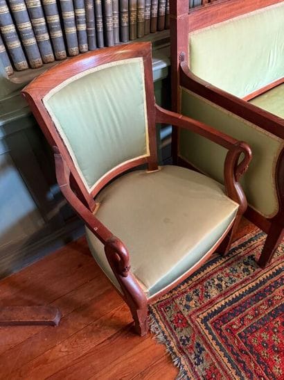 Living room set comprising: 
a suite of four...
