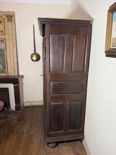 Petite armoire régionale en bois naturel...