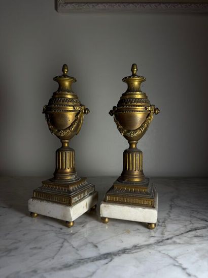 Paire de petites de cassolettes formant bougeoirs...