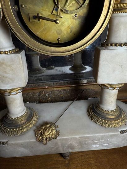 Pendule portique en marbre blanc. Le mouvement...
