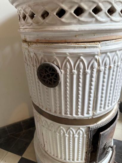 Poêle circulaire en faïence à décor néogothique....