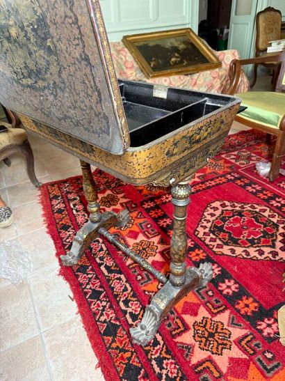 CHINA, Canton, 19th century. 
Sewing table...