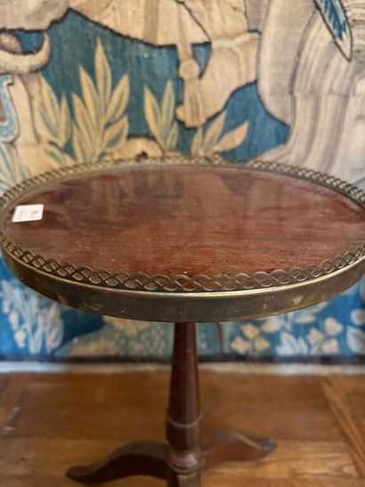 Set of two pedestal tables: 
- one in mahogany...