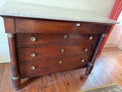 Commode à hauteur d'appui, en noyer et placage...