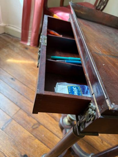 Petite table cabaret formant console sur...