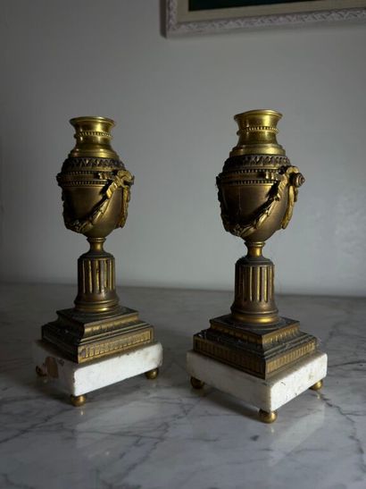 Paire de petites de cassolettes formant bougeoirs...