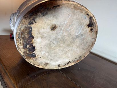 Importante bassine en faïence à décor en...