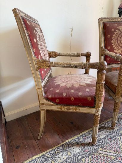 Paire de fauteuils à dossier plat en bois...
