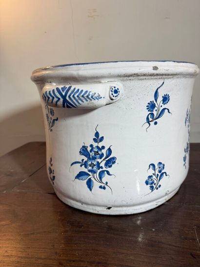 Importante bassine en faïence à décor en...