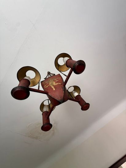 Suspension en tôle relaquée rouge et rehaussée...