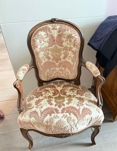* Paire de fauteuils en bois mouluré et sculpté...