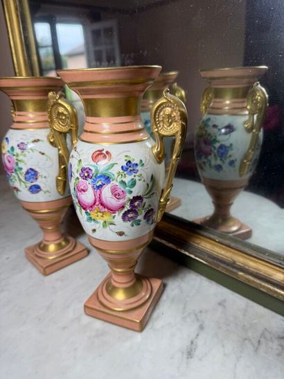 Composite lot comprising: 
- A pair of Paris...