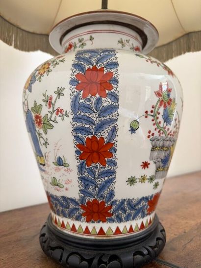 Vase en porcelaine dans le goût de Bayeux,...