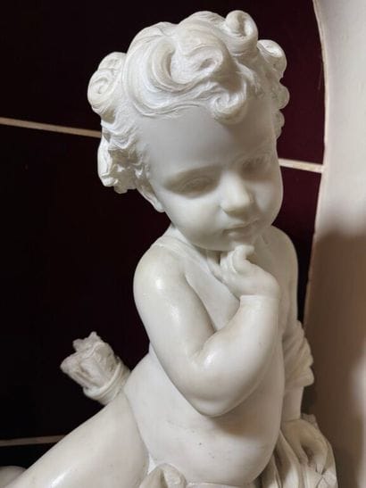 L'Amour songeur. 
Sculpted group in white...