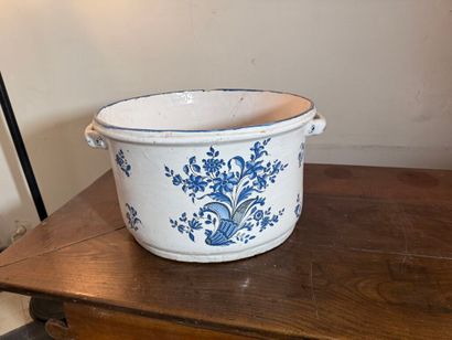 Importante bassine en faïence à décor en...