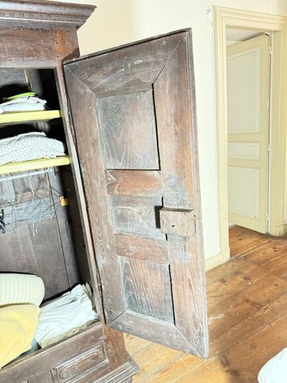 Petite armoire régionale en bois naturel...