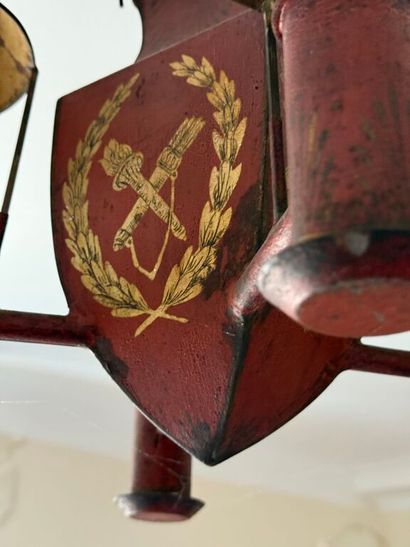 Suspension en tôle relaquée rouge et rehaussée...