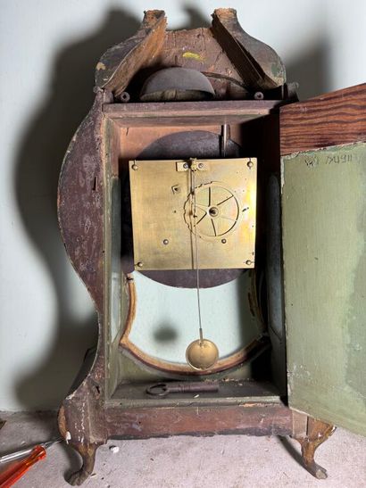 Green lacquered wood table clock, white enameled...