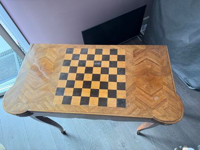 * Table à jeux en bois de plaquage à décor...