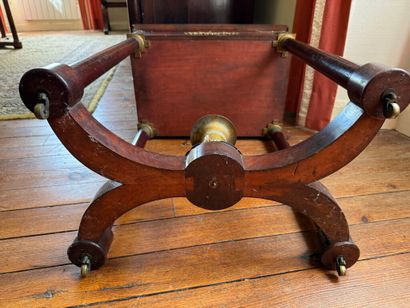 Petite table cabaret formant console sur...