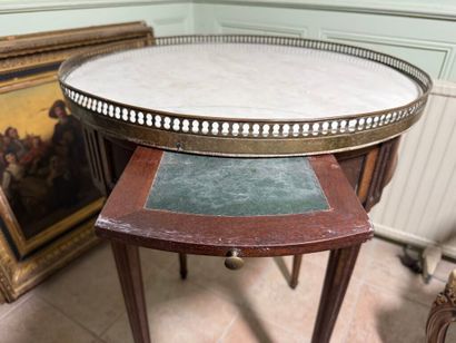 Veneered bouillotte table opening with two...
