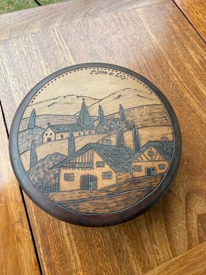 Cylindrical candy box, with pyrographic decoration...