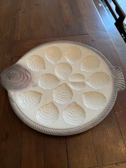 Suite de dix assiettes à fruits de mer et...
