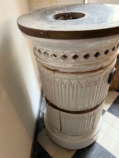 Poêle circulaire en faïence à décor néogothique....